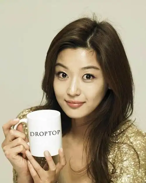 在娱乐圈里,好多女明星鼻子上有痣,看起来都特别高贵优雅,大家都叫她