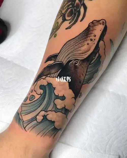 鲸鱼海浪纹身