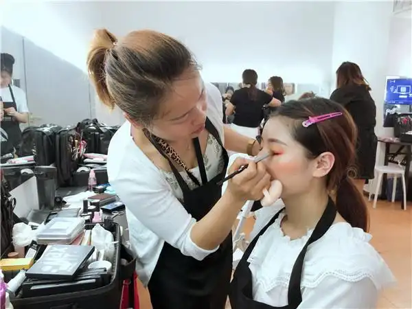 37岁学化妆是不是太晚了