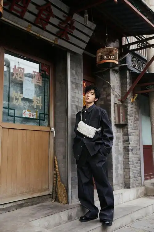 原创井柏然工作室晒最新写真牛仔衣搭配羊毛卷日系造型魅力十足