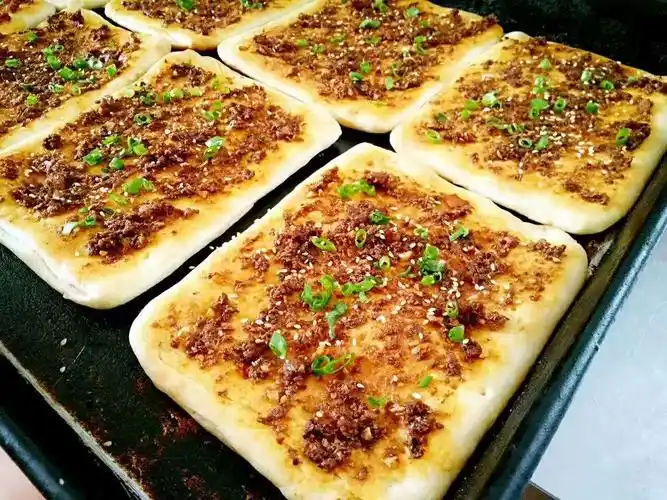 一种饼,是用烤箱烤出来的,里面还有肉味好像是牛肉还是什么肉 外面