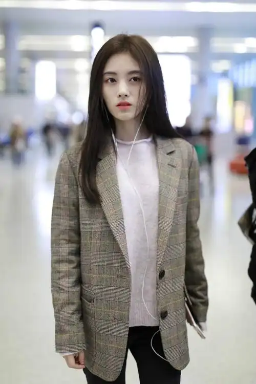 鞠婧祎穿格子西服内搭白色毛衣现身机场皮肤白皙