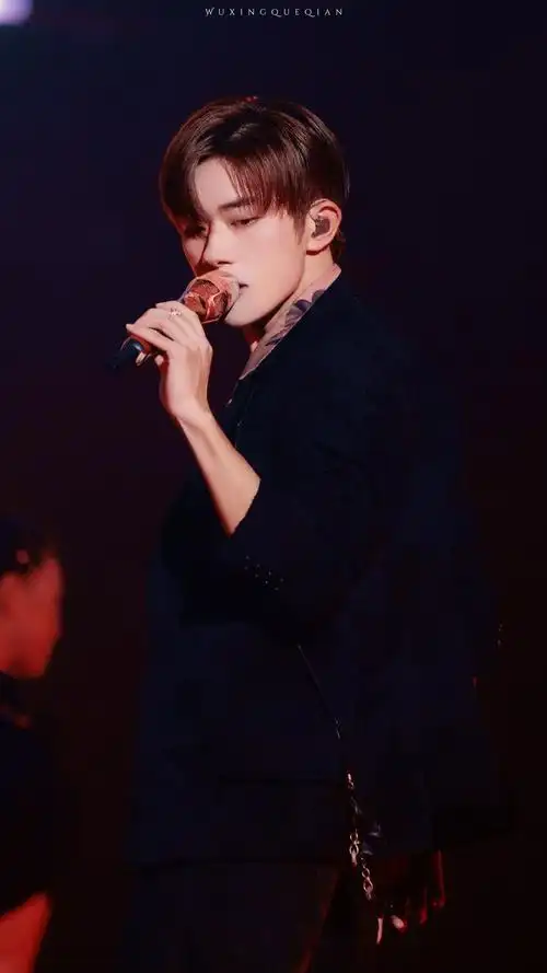 易烊千玺七周年演唱会舞台造型