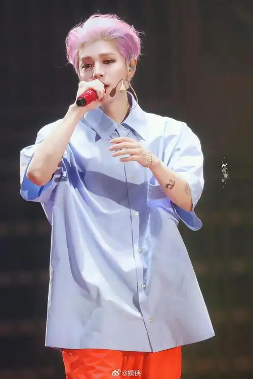 鹿晗的狗啃式刘海好萌啊哈主打的就是一个可爱