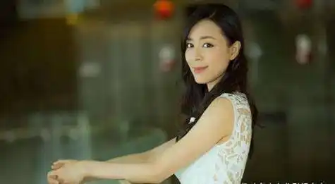 之后,两人在车震时被狗仔拍到了,此事一经曝光,张静初就被蒋雯丽打了