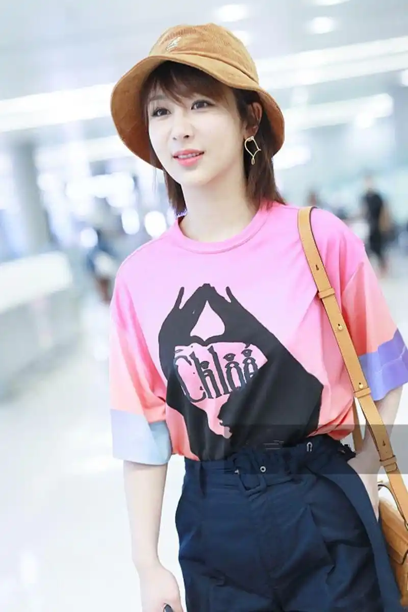 2019年5月25日,杨紫现身上海机场,当天她身穿粉色印花t恤搭配黑色宽松