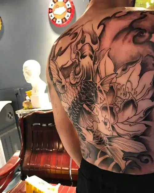 满背重彩鲤鱼纹身图片