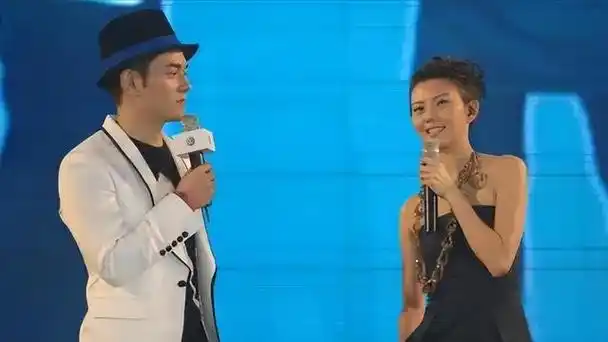 曝42岁李晨上海遛娃推简易婴儿车太低调女儿五官清秀超像爸