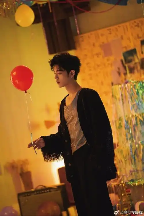 肖战33岁生日照##肖战热爱生活拥抱世界