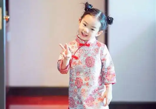 戚薇女儿lucky可爱图片_想想办法吧爸爸