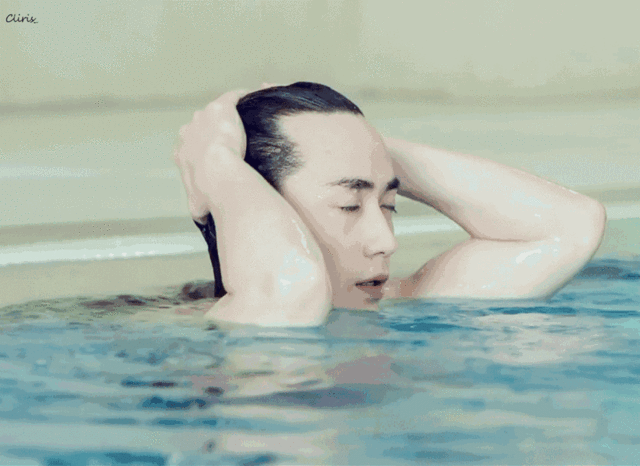 朱一龙vs白宇出水动图,一个出水芙蓉,一个出水猛龙