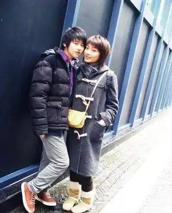 尽管高娅媛经纪人宣称高娅媛和照片中的女孩叶晶晶只是闺蜜,但因为