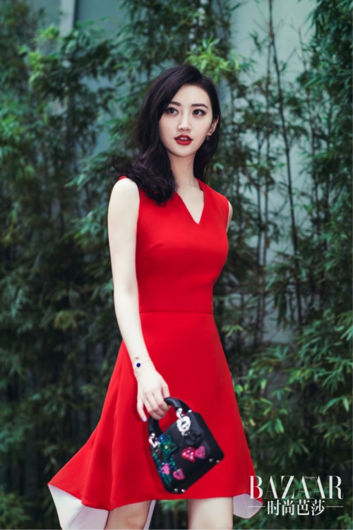 女神angelababy一袭红色连衣裙青春靓丽,搭配印花款lady dior手袋,真