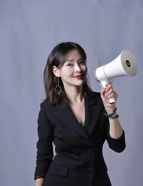 于明加真是人间尤物穿黑色吊带裙秀魔鬼身材披上披肩超美