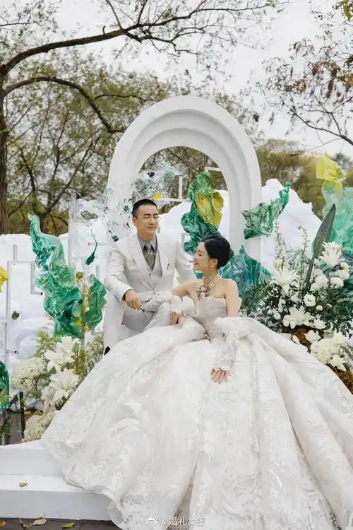 婚礼的主基调为白色云朵,涂鸦装置做点缀,野生的创作……__财经头条