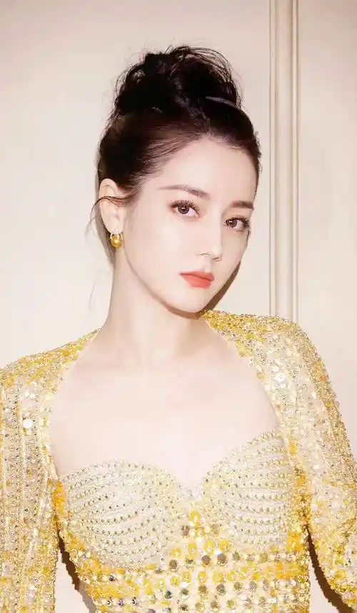 迪丽热巴穿金色礼服大露美背,大秀事业线好迷人_身材_千金_长裙