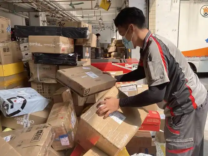 寄月饼达千户,传思念抵万家!节前快递员成了最忙的人