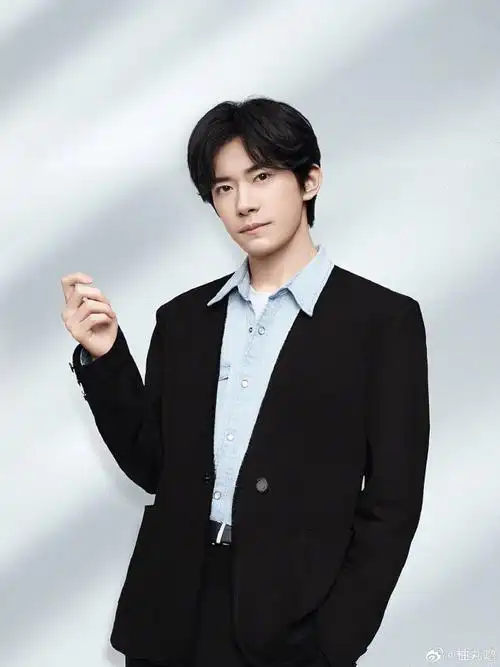 易烊千玺牛仔衬衫西装叠搭造型