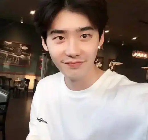 滚动  中国小康网讯   12月29日,演员李钟硕在自己sns发布一张自拍照