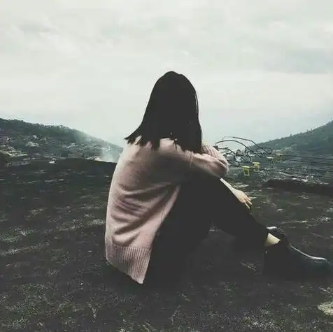 头像女生背影伤感孤单图片真人 女生头像孤单的背影伤感 20张