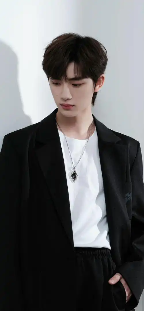 丁程鑫黑西装造型随拍