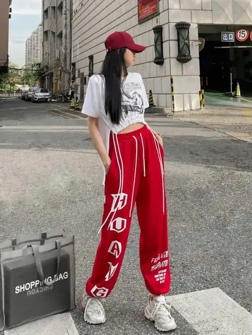 日常时尚穿搭红配白时尚运动风两件套装