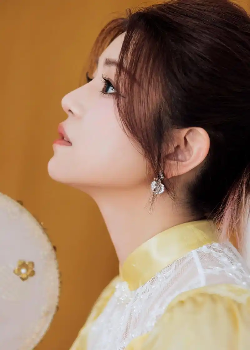 陈妍希温柔婉约黄色旗袍写真
