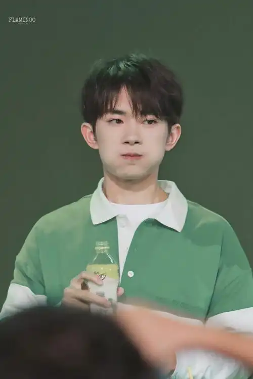 易烊千玺在王传君章宇中选择了导演##易烊千玺嘟嘴好可爱