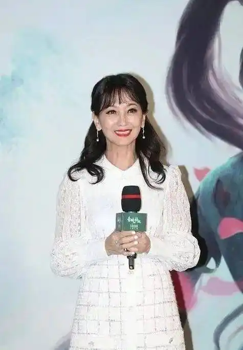 赵雅芝晒70岁生日照,终于肯坦然接受衰老了,没美颜皱纹这么真实_时尚