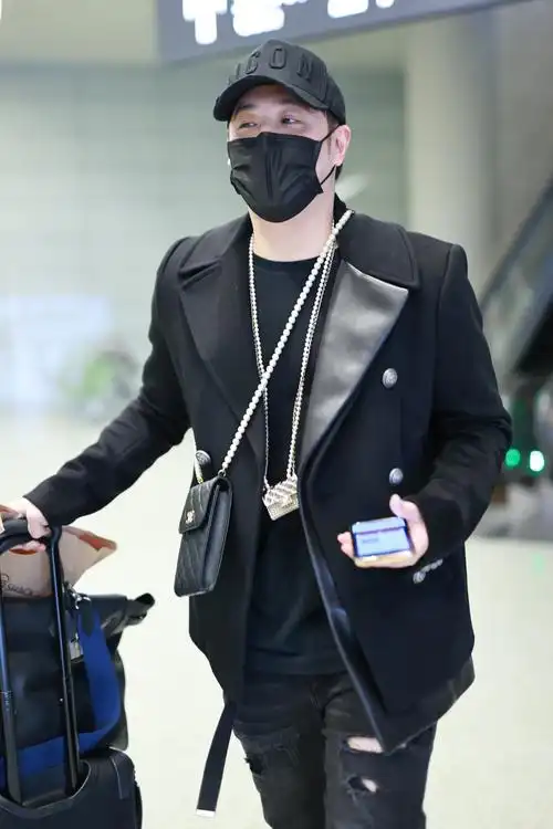 潘玮柏被传当爹后首现身 潮酷穿搭面带笑意心情好