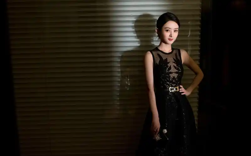 凡瑶同框 李易峰赵丽颖甜蜜执手"秀恩爱"(星光大赏)