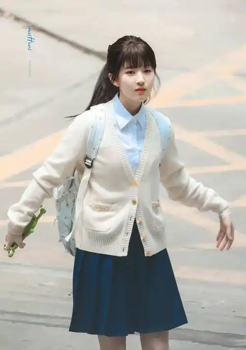 赵露思新剧校服高马尾造型好甜美,是很青春可爱的女高中生桑稚啊_飞吻