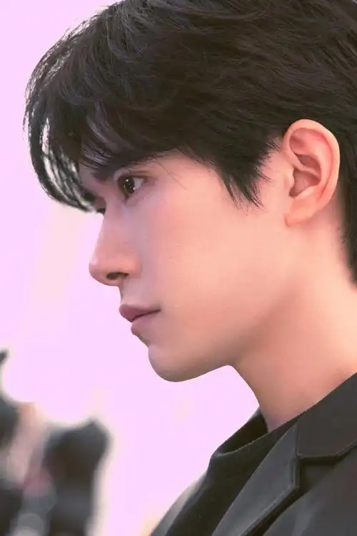 易烊千玺电影小小的我##易烊千玺被夸害羞了##易烊千玺粉色小包