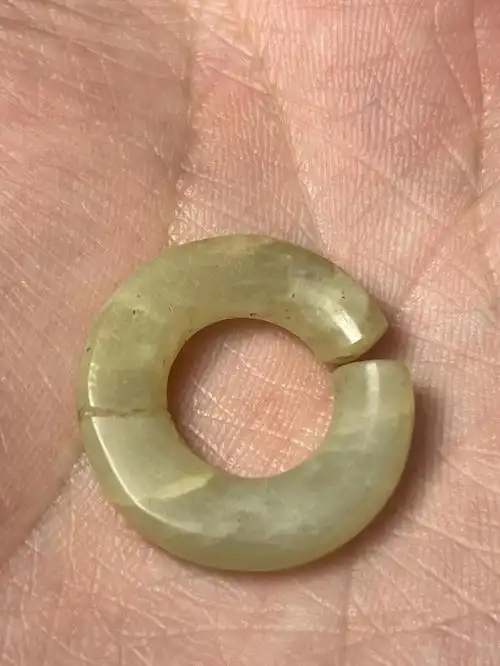 兴隆洼文化距今8000年,属于最早制作玉器的新石器时代之一.