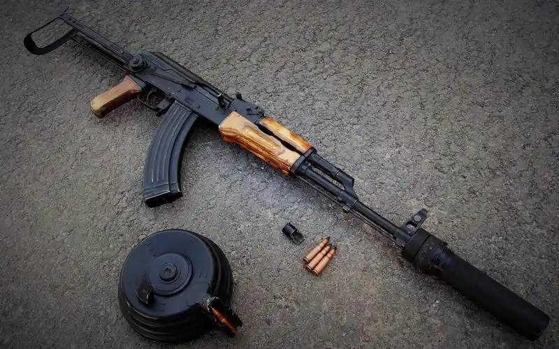 因为ak-47系列步枪拥有非常优良的可靠性转而使用战场上缴获的ak-47.