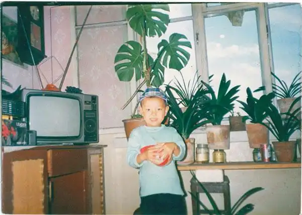 贾乃亮童年萌照曝光浓眉大眼与甜馨搞怪大pk