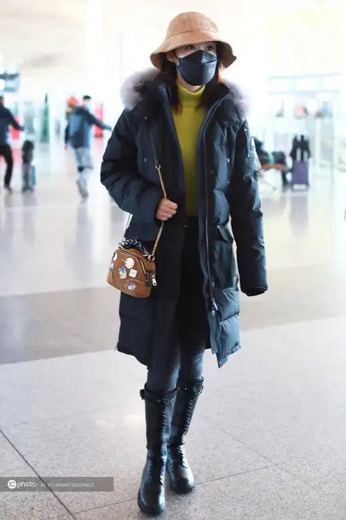 街拍李沁黑色羽绒服绿色打底衫黑色打底裤膝下靴灯芯绒渔夫帽休闲时尚