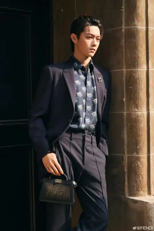 许凯soso身着2023冬季胶囊系列,受邀出席fendi上海恒隆广场限时店活动