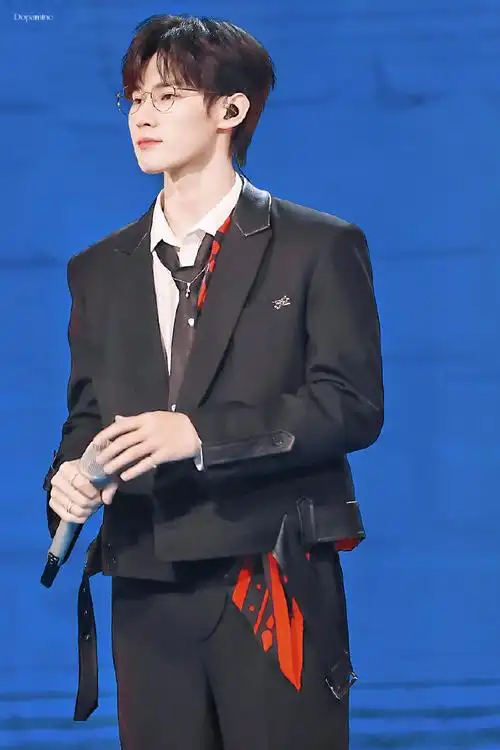 张真源黑色西装金丝眼镜造型