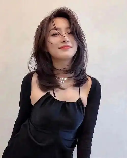 中长短发烫发锁骨发发型蓬松烫圆脸发型推荐