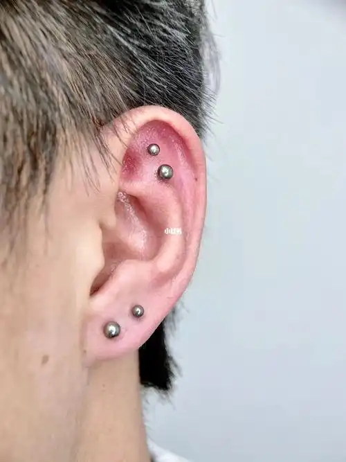 piercinglessismore01对耳轮耳垂穿刺