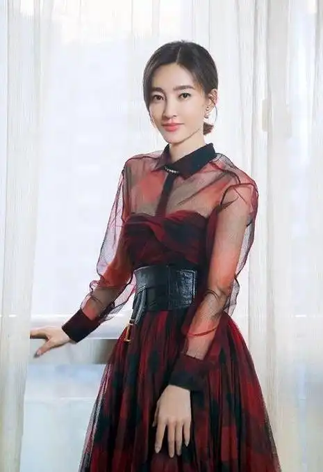 王丽坤不愧是素颜女神透视抹胸纱裙优雅飘逸束腰凸显好身材