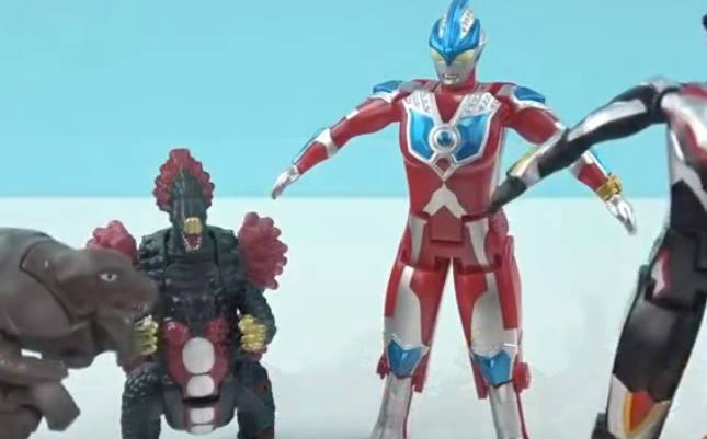 银河奥特曼变身把三个假奥特曼打败真的太帅