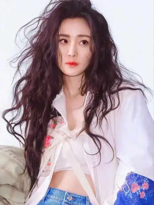 杨幂时尚穿搭清新脱俗又甜美