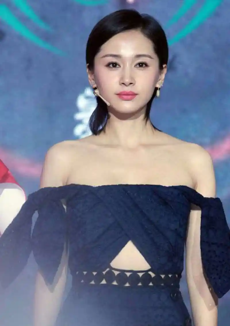 王子文出席某活动,看起来真的是霸气潇洒的小女生