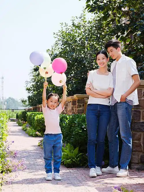 快乐的三口之家在户外合影_图片大全—全景创意图库(quanjing.