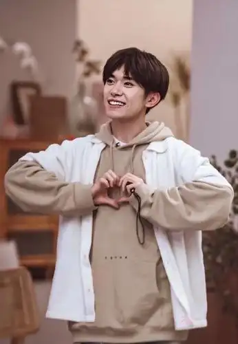 易烊千玺花式比心 是吃可爱多长大的少年