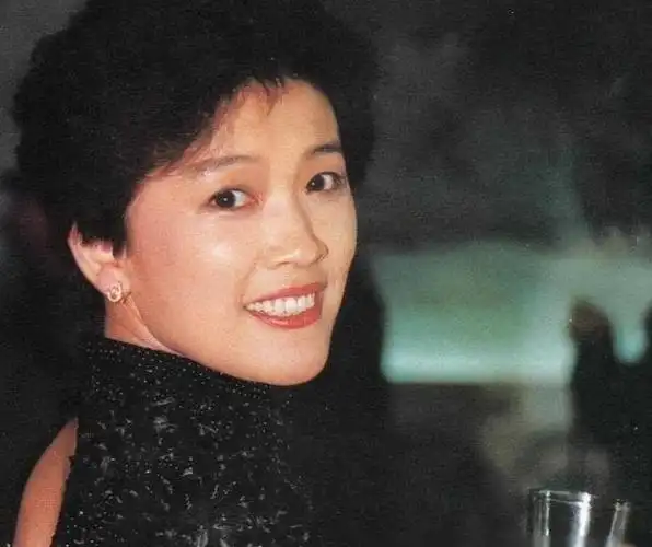 宋春丽:为拍戏拒绝生子,61岁才如愿当妈妈,如今她还好吗?