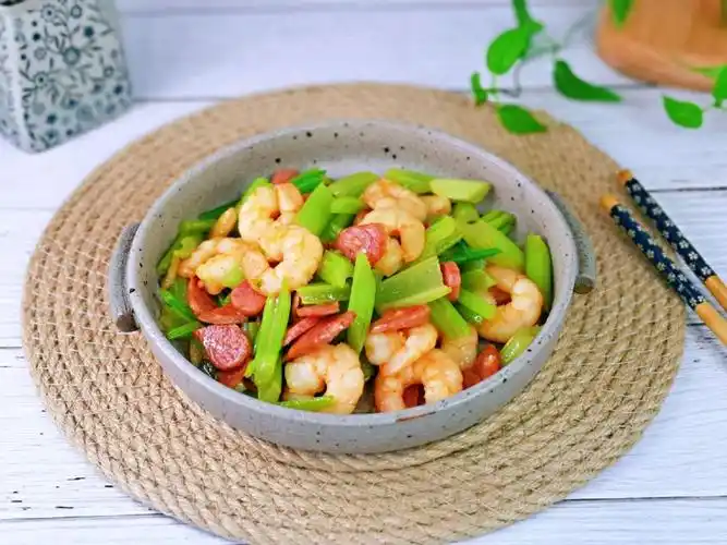 芹菜虾仁炒香肠,荤素配合又补钙,一道吃不胖的菜_东方养生频道_东方