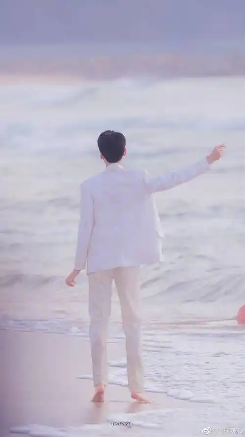 龚俊白色西服赤脚踩在海滩上每一步都踏在苏点上扔外套动作好帅